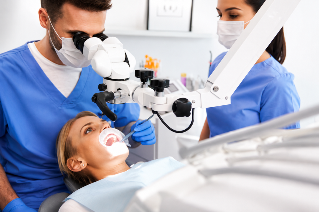 Dentiste utilisant un scanner intra-oral à transillumination infrarouge pour la détection précoce des caries, avec carte de fluorescence affichée à l'écran