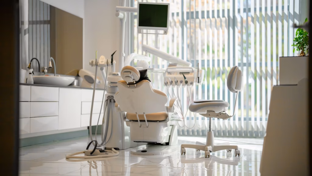 Chirurgien-dentiste utilisant un guide chirurgical imprimé en 3D pour une chirurgie implantaire guidée, avec planification numérique visible à l'écran