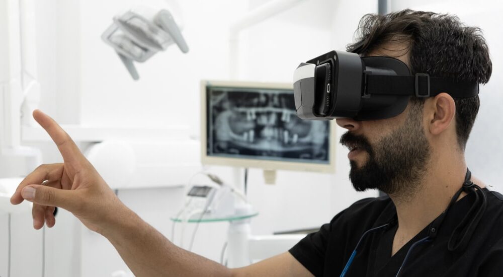 Patient portant un casque de réalité virtuelle dentaire au fauteuil pour réduire l'anxiété pendant un soin