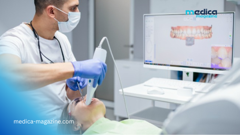 Patient réalisant un scan de télésurveillance orthodontique IA à domicile avec son smartphone et un écarteur dentaire