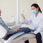 Patient en consultation dentaire découvrant une gouttière occlusale sur mesure pour traiter le bruxisme et le stress