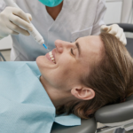 Praticien réalisant une irrigation endodontique activée par ultrasons sur un patient détendu dans un cabinet dentaire moderne