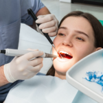 chirurgien-dentiste appliquant la thérapie photodynamique endodontie avec une fibre optique laser dans un canal radiculaire