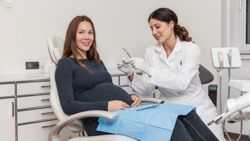 Femme enceinte souriante lors d'un examen de santé dentaire pendant la grossesse dans un cabinet dentaire moderne