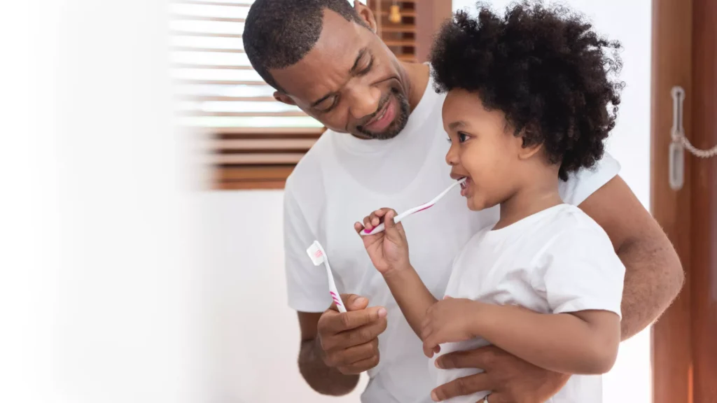 Femme enceinte souriante lors d'un examen de santé dentaire pendant la grossesse dans un cabinet dentaire moderne