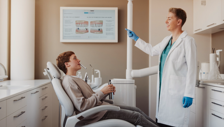 Un patient tenant une cigarette électronique discute des effets du vapotage sur sa santé bucco-dentaire avec son dentiste